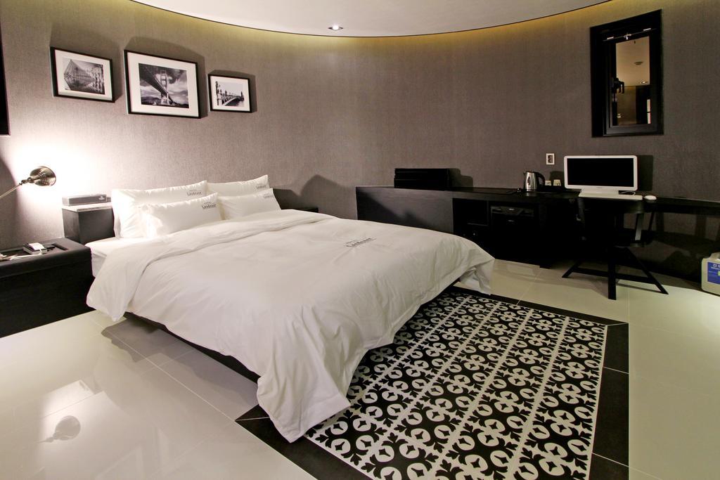 Hotel Londoner Gimhae ภายนอก รูปภาพ